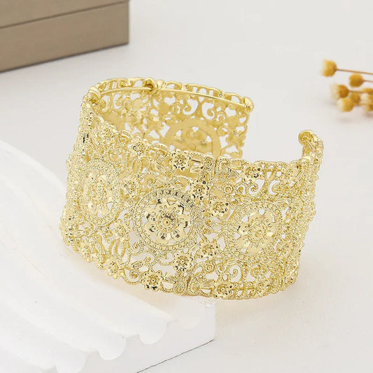 A Fashionable Minimalist And Versatile Openwork Floral Bracelet